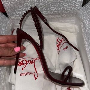 So me 100 color: Bordeaux new whit all. LV size 39.5 fit for us 8.5 to 9